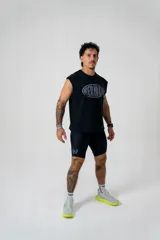 Calza corta deportiva negra con logo de la marca en celeste en la pierna izquierda.