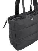 Bolso tipo shopper color bronce, con diseño acolchado y textura brillante. Tiene doble asa de hombro y cierre principal con tirador. Incluye bolsillo interior con cierre y compartimento interior con velcro para laptops de hasta 15,5".