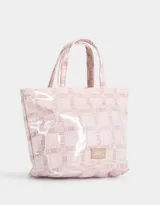 Lunchera tipo bolso con estampado escocés en tonos rosados y transparente. Tiene doble asa corta y etiqueta con logo en el frente.