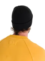 Gorro de lana amarillo con logo negro en el lateral.