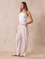 Pantalón cargo de lino color blanco, marca Marissa Olivia. Tiene pretina ancha elastizada con lazo de ajuste, bolsillos inclinados delanteros y bolsillos laterales con botón.