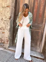 Pantalón blanco de seda con spandex, corte clásico y tejido liviano.