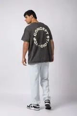 Remera verde militar de algodón con efecto lavado gastado y corte oversize. Estampa circular blanca con texto "VCP CONCEPT STUDIO" en el frente.