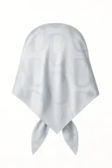 Pañuelo cuadrado grande de satén color gris claro con estampado del logo de la marca en tono sobre tono.