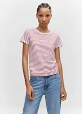 Camiseta blanca con rayas horizontales rojas, cuello redondo, mangas cortas y logo bordado en el centro del pecho.