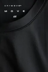 Remera deportiva corta negra de corte ajustado, con cuello redondo y mangas cortas. Confeccionada en tejido funcional suave con tecnología DryMove™ que ayuda a absorber el sudor.