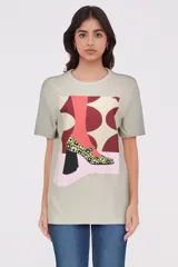 Remera de algodón color verde claro con estampado artístico gráfico en la parte frontal.