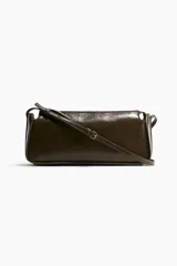 Cartera bandolera de cuero color verde oliva, con correa fina ajustable y cierre superior. Interior forrado.