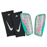 Par de espinilleras Nike Mercurial Lite unisex, con protectores rígidos color plateado con diseño de panal de abeja, bordes y logo en fucsia y funda de sujeción negra con logo Nike en blanco.