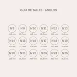 Anillo fino de plata 925 con tres circonias engarzadas. La circonia central es de mayor tamaño que las laterales.