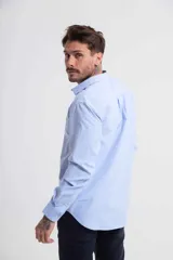 Camisa celeste de manga larga con cuello abotonado.