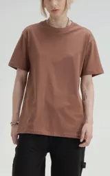 Remera color marrón claro de manga corta, cuello redondo y calce regular con recorte en espalda, realizada en algodón premium muy suave al tacto.