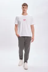 Pantalón jogger verde con cintura elastizada y cordón ajustable.