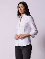 Camisa blanca de algodón marca Zac & Rachel, con cuello con solapa, abertura central con botones, delantera tableada y laterales elastizados.