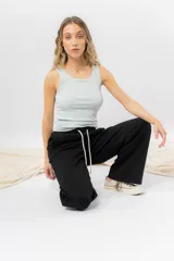 Pantalón jogger wide fit color amarillo pastel, confeccionado en algodón suave, con cintura elástica con cordón ajustable y bolsillos laterales funcionales.