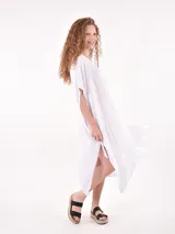 Vestido marrón medio con corte midi, mangas cortas y cuello en V.