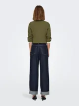 Pantalón de jean azul oscuro, de pierna ancha y tiro alto, con bragueta de botones, dobladillo doblado y pasadores para cinturón.