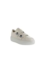 Zapatillas de mujer color beige con correas ajustables y detalles metálicos.