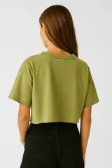 Remera cropped gris con cuello redondo y corte holgado.