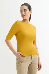 Sweater color salmón de punto acanalado, con cuello bote y mangas cortas.