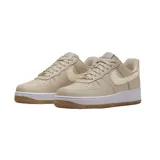 Zapatillas Nike Air Force 1 color beige con detalles en crema, suela blanca y base color caramelo.
