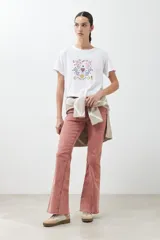 Remera blanca de algodón con cuello redondo y mangas cortas. Estampado rectangular con diseño floral y geométrico en tonos rojos, azules y amarillos.