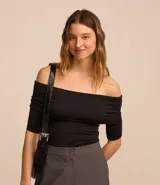 Blusa blanca con escote hombro a hombro y mangas 3/4.