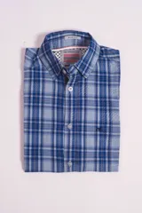 Camisa de manga corta con estampado a cuadros en tonos de azul y blanco, corte slim fit. Tiene cuello abotonado, bolsillo en el pecho con logo bordado y cierre frontal con botones.