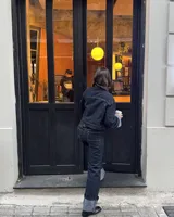 Campera corta de jean azul oscuro con cuello clásico, cierre con botones metálicos y bolsillos frontales.