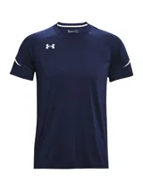 Remera deportiva verde con logo Under Armour blanco en el pecho y detalles de rayas blancas en las mangas.