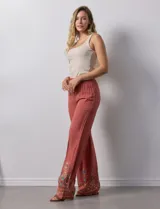 Pantalón verde oliva de rayón con cintura elastizada tipo smock y bordados florales en los bajos.