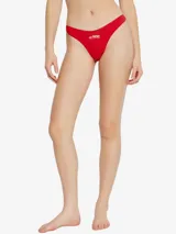 Pack de tres tangas Diesel modelo Punchy-D-Core-3Pack, en colores negro, rojo y blanco. Presentan un corte clásico y minimalista con banda estrecha en la cadera y panel trasero recortado. Cada tanga tiene el logo de Diesel estampado en la parte delantera.