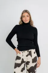 Polera negra de tejido acanalado, cuello alto y corte ajustado.