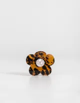 Broche para el pelo con forma de flor, color carey con centro blanco nacarado.