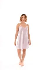 Camisón de seda blanco con detalles de puntilla en el escote y tirantes finos.