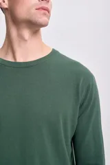 Sweater de punto liso color verde con cuello redondo y mangas largas.