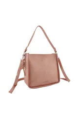 Cartera cuadrada color marrón con correa al hombro y cierre interno.