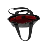 Bolso de mano tipo tote bag negro, con textura de cuero sintético, asas de mano y correa ajustable desmontable para llevar al hombro. Presenta un grabado en la parte inferior con la frase "o, my love" en color rosado metálico y un logo en la parte superior central.