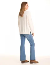 Buzo de tejido con textura de trenzas, color rojo, escote redondo y mangas largas.