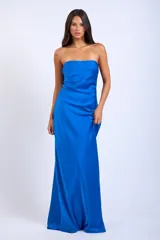 Vestido largo de satén color azul eléctrico, de corte recto y sin mangas.