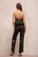 Top musculosa color blanco con brillos y tirantes de cadena. Presenta plumas en el ruedo.