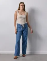 Pantalón jean de tiro alto, corte wide leg, color celeste, con bolsillos frontales y cordón ajustable en la cintura.