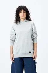 Canguro marrón con capucha, bolsillo frontal y puños ajustados. Estampa frontal con la palabra 'Dramatic' y gráfico en la espalda con tipografía bold y serpiente ilustrada.