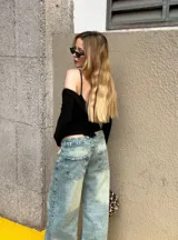 Pantalón de jean tiro bajo, color celeste claro lavado, de corte ancho y pierna recta.