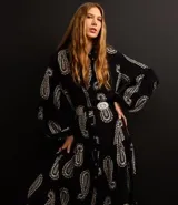Vestido chemise midi de viscosa con estampado paisley, cuello inglés, manga larga y abotonado delantero.
