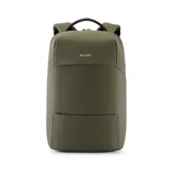 Mochila verde militar de poliéster reciclado, con capacidad para laptops de hasta 15,6 pulgadas. Cuenta con bolsillos frontales con cierre, cinturón para valija en la parte trasera y tela a prueba de agua.