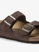 Sandalias Birkenstock Arizona de cuero nobuck marrón con hebillas ajustables plateadas.