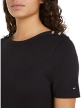 Vestido midi negro de algodón con cuello redondo, mangas cortas y corte evasé. Presenta detalles de botones dorados en los hombros y logo de la marca bordado en la manga.