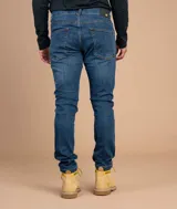 Pantalón de jean skinny azul oscuro, con bolsillos delanteros y traseros, y cierre con botón y cremallera.