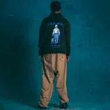 Canguro negro con capucha y bolsillo delantero tipo canguro. Estampado pequeño en el pecho con el logo de la marca en color celeste.